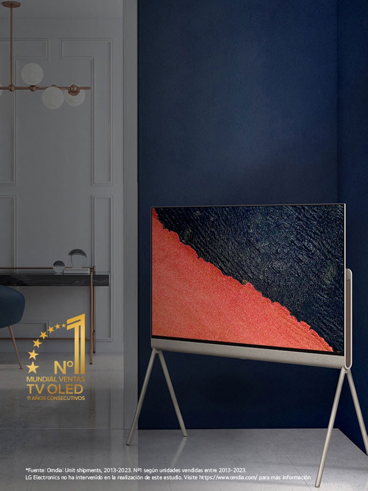 Imagen de un televisor LG OLED evo 3G colgado en la pared de un extravagante apartamento de Nueva York que muestra una romántica escena nocturna en pantalla.  Distintivo 10 Years World's No.1 OLED TV.
