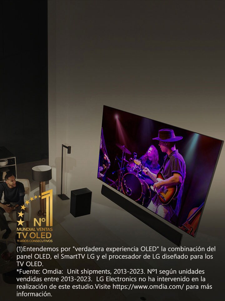 Vista aérea de un hombre y una mujer en un apartamento moderno que están viendo un concierto en un gran televisor OLED. El distintivo “World's No. 1 OLED TV for 11 Years” también aparece en la imagen. Aviso legal: “Fuente: Omdia. Unidades enviadas, 2013-2023. Los resultados no están aprobados por LG Electronics. Confiar en estos resultados corre bajo su propia cuenta y riesgo. Para más detalles, visite https://www.omdia.com/”.