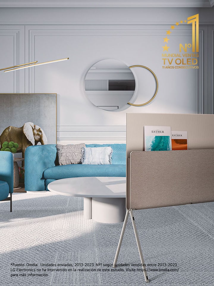 Dos televisores Posé uno al lado del otro en un ángulo de 45 grados, uno visto de frente con una imagen abstracta y colorida en pantalla y el otro mostrando su versátil parte trasera. El distintivo “10 Years World's No.1 OLED TV” también aparece en la imagen.