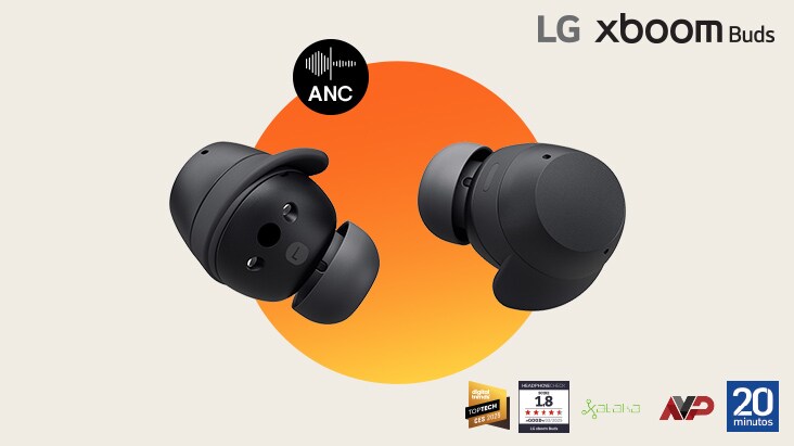 Un par de auriculares xboom Buds negros están colocados sobre un fondo naranja. En la parte superior izquierda está el logo de ANC (cancelación activa del ruido) y en la parte inferior están los logos de los premios Digital Trends, Kopfhoere, Xataka, AV Pasión y 20minutos.