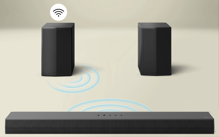 Les enceintes arrières sont en face de la LG Soundbar avec des courbes bleues illustrant la connectivité entre l’enceinte et la Soundbar. Un symbole de connectivité noir et blanc se trouve désormais au-dessus de l’enceinte arrière.
