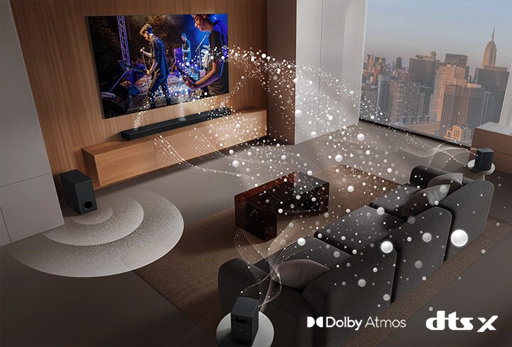 LG TV, LG Soundbar, enceintes arrières et caisson de basse dans le séjour d’un gratte-ciel, diffusant un spectacle musical. Ondes sonores blanches composées de gouttelettes jaillissant de la barre de son et des enceintes arrières, formant une boucle autour du sofa et dans le séjour. Caisson de basse créant un effet sonore depuis la base. Logo Dolby Atmos Logo DTS X