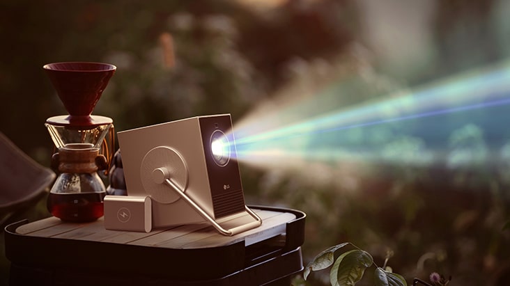 L'image du projecteur fonctionnant lorsqu'il est connecté à une batterie externe.