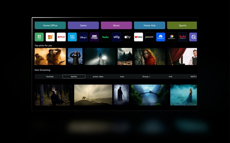 Un extrait d'un film de science-fiction est redimensionné pour devenir une image sur l'écran de la nouvelle interface d'accueil de webOS 23. Après avoir fait défiler la page, l'écran d'accueil affiche des recommandations personnalisées et du contenu tendance. 