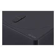 Gros plan légèrement incliné du boîtier Zero Connect Box avec le logo LG OLED sur le bord