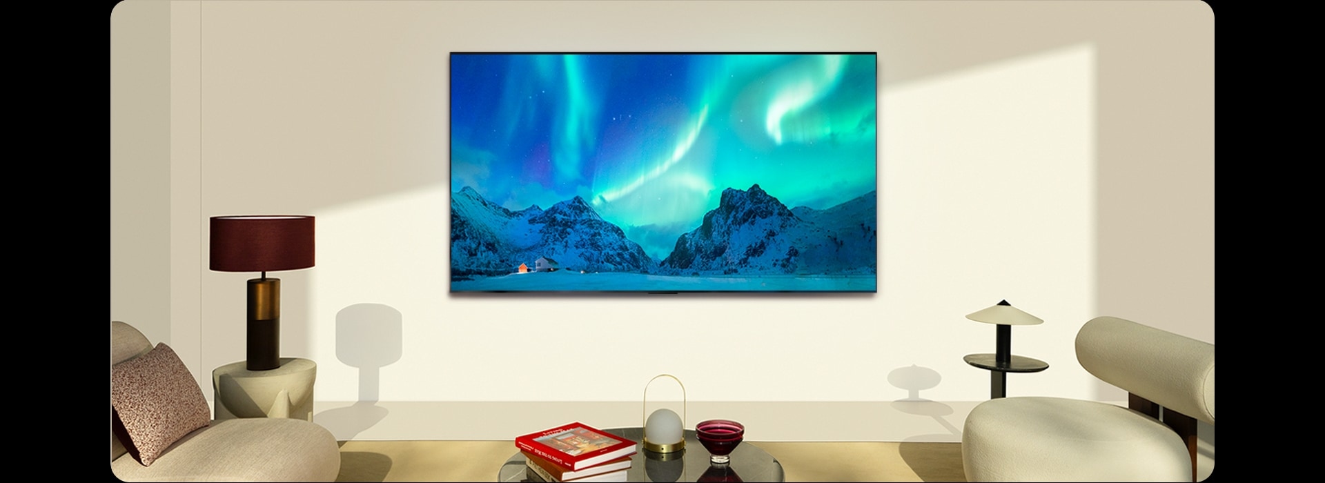 Un TV LG OLED dans un espace de vie moderne de jour. L’image à l’écran d’une aurore boréale est affichée, avec des niveaux de luminosité idéals.