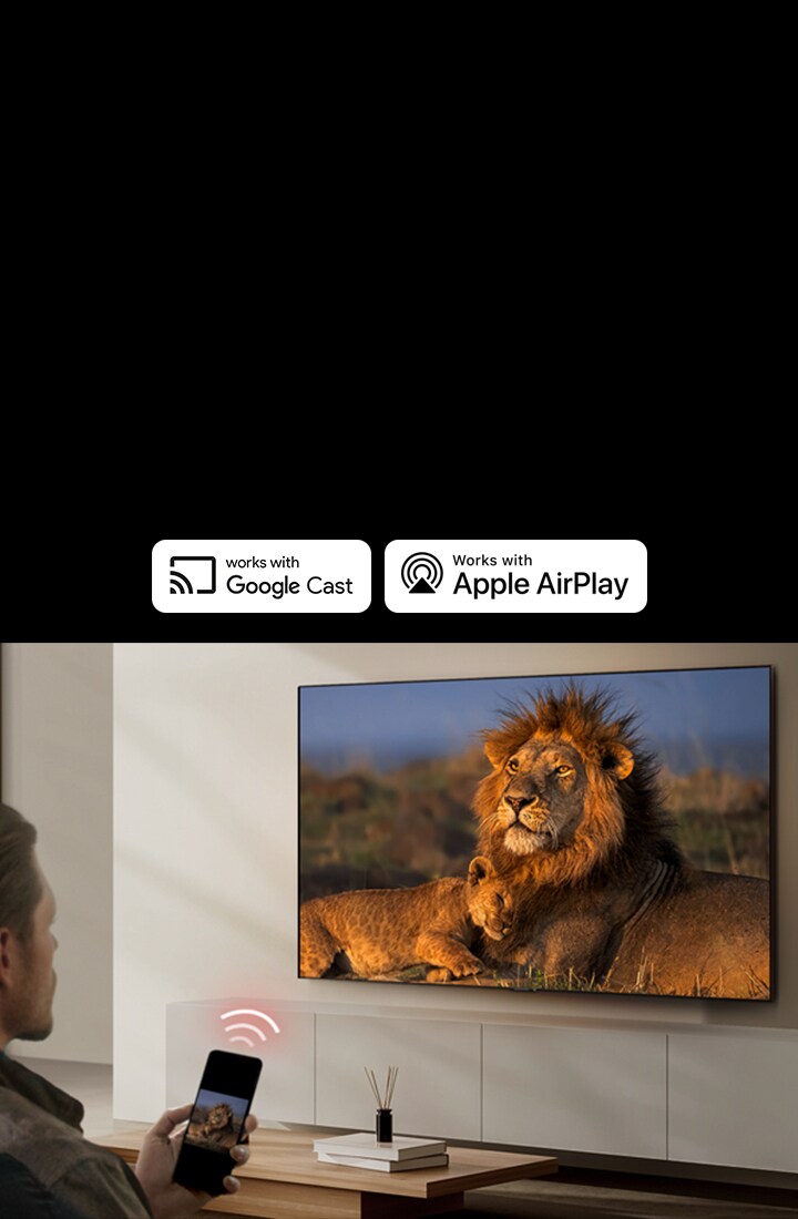 Un téléviseur LG fixé au mur d'un salon, affichant un lion et un lionceau. Un homme est assis au premier plan, un smartphone à la main affichant la même image de lions. Un graphique représentant trois barres incurvées rouge fluo est affiché juste au-dessus du smartphone pointant vers le téléviseur.