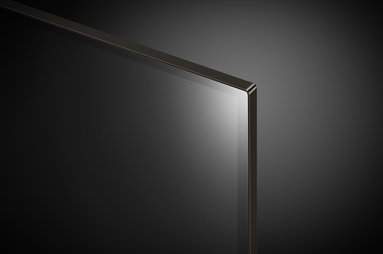 Gros plan d’une TV OLED evo LG, OLED C4 affichant le bord supérieur