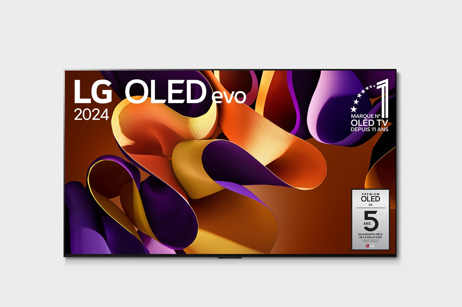 Vue de face avec la TV OLED evo LG, OLED G4, emblème OLED numéro 1 dans le monde pendant 11 ans et logo de la garantie de panneau de 5 ans à l’écran.