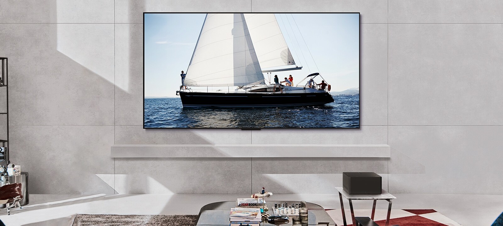 Un TV LG OLED M et une barre de son LG dans un espace de vie moderne de jour. L’image à l’écran d’une aurore boréale est affichée, avec des niveaux de luminosité idéals.
