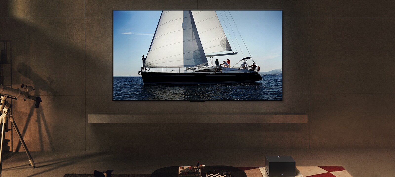 Un TV LG OLED M et une barre de son LG dans un espace de vie moderne de nuit. L’image à l’écran d’une aurore boréale est affichée, avec des niveaux de luminosité idéals.