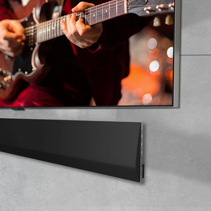 Une vue d' angle du bas d’un TV OLED LG et d’une barre de son LG*.