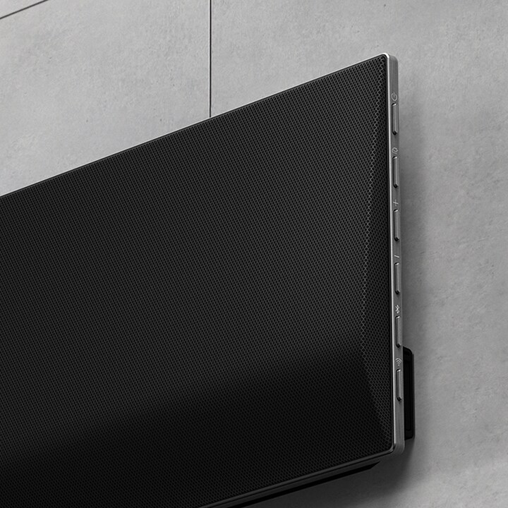 Un gros plan d’une barre de son LG contre le mur.