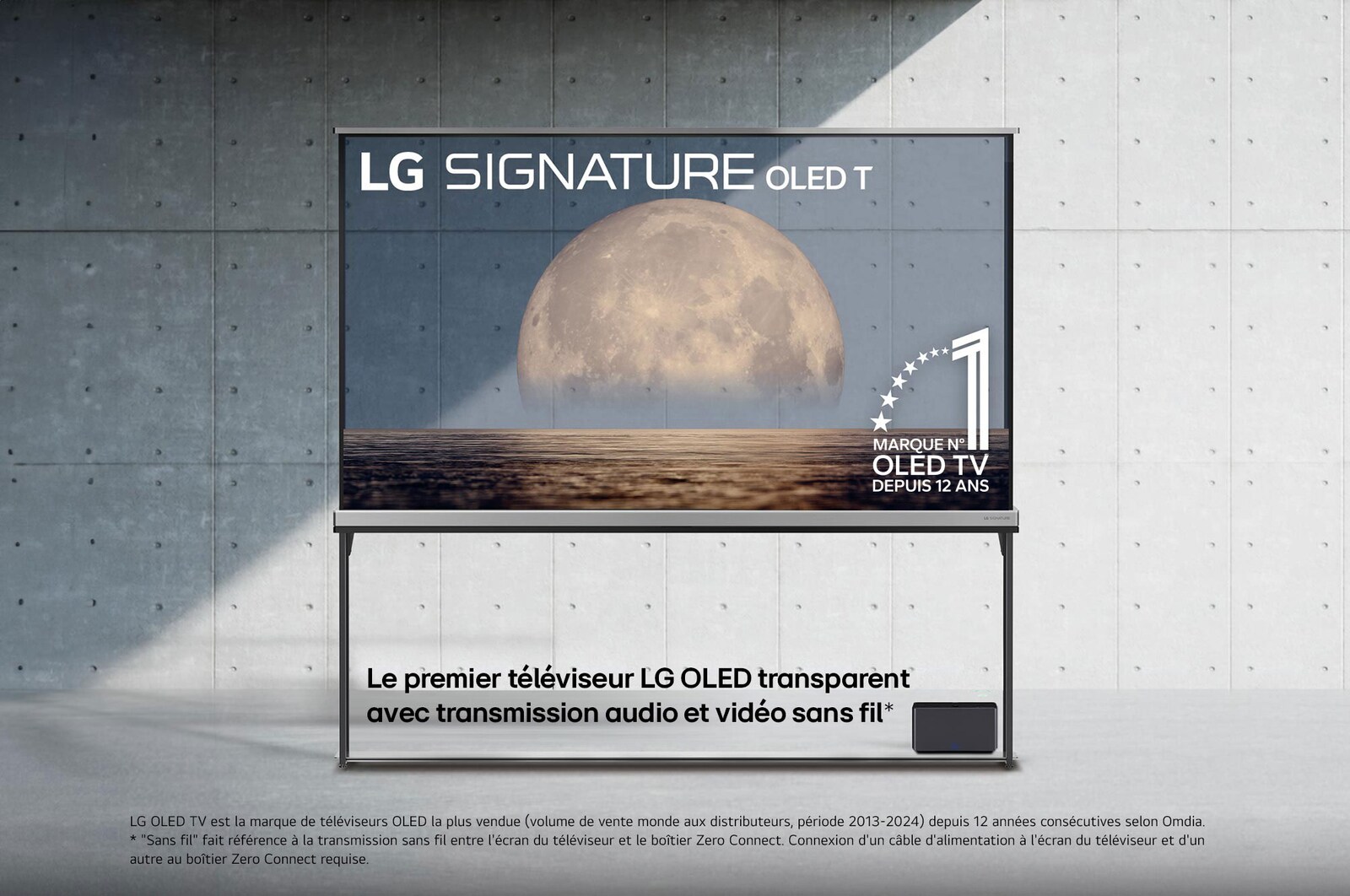 Vue avant de la LG SIGNATURE OLED T, emblème de la marque de TV OLED numéro 1 dans le monde depuis 12 ans, logo LG SIGNATURE OLED T, tous deux intégrés au-dessus de l’arrière-plan représentant une lune au-dessus de la rive sur un écran transparent. Boîtier Zero Connect avec transmission audio et vidéo sans fil jusqu'en 4K 120 Hz connecté à la TV, et un signal WiFi sortant du boîtier.