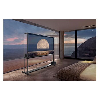 Salon d’un appartement-terrasse avec une LG Signature OLED T près de baie vitrée panoramique. L’extérieur offre une vue superbe sur un paysage urbain au bord d’un plan d’eau. Sur l’écran de TV se trouve un yacht, mais comme la TV est en mode transparent, le yacht semble flotter vraiment dans l’eau à l’extérieur.
