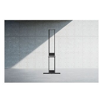 Vue avant d’une LG SIGNATURE OLED T avec des objets placés sur les étagères modulaires gauche et droite.