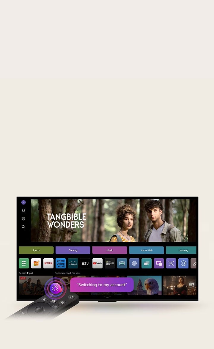 Sur un écran de LG OLED TV, se trouve la page d’accueil webOS 25 remplie d’applications et de contenu de divertissement. La TV est équipée de la télécommande AI Magic Remote LG, le bouton IA est mis en évidence comme s’il était activé par la voix de l’utilisateur. Une bulle de texte se trouve à côté, passant à mon compte. 