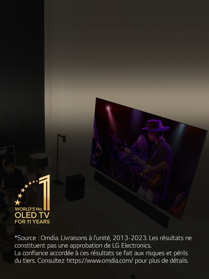 Vue aérienne d’un homme et d’une femme qui regardent un concert sur un grand TV OLED dans un appartement moderne. L’emblème « Marque de TV OLED numéro 1 dans le monde depuis 11 ans » figure dans l’image. Clause de non-responsabilité : « Source : Omdia. Livraisons à l’unité, 2013 à 2023. Les résultats ne constituent pas une approbation de LG Electronics. La confiance accordée à ces résultats se fait aux risques et périls du tiers. Consultez https://www.omdia.com/ pour plus de détails. »