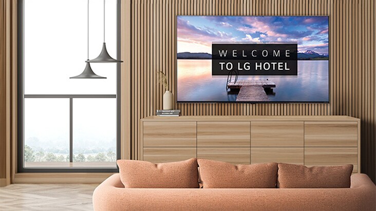 Une TV commerciale LG est installée dans une chambre d’hôtel.