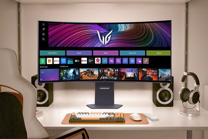 La vidéo montre un moniteur orienté vers l’avant sur un bureau, alternant entre images webOS et visuels de jeu.