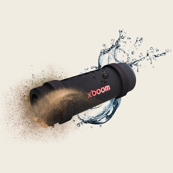 La xboom Grab est placée sous une forme hexagonale et derrière, on voit de la terre à gauche et une éclaboussure d’eau à droite.