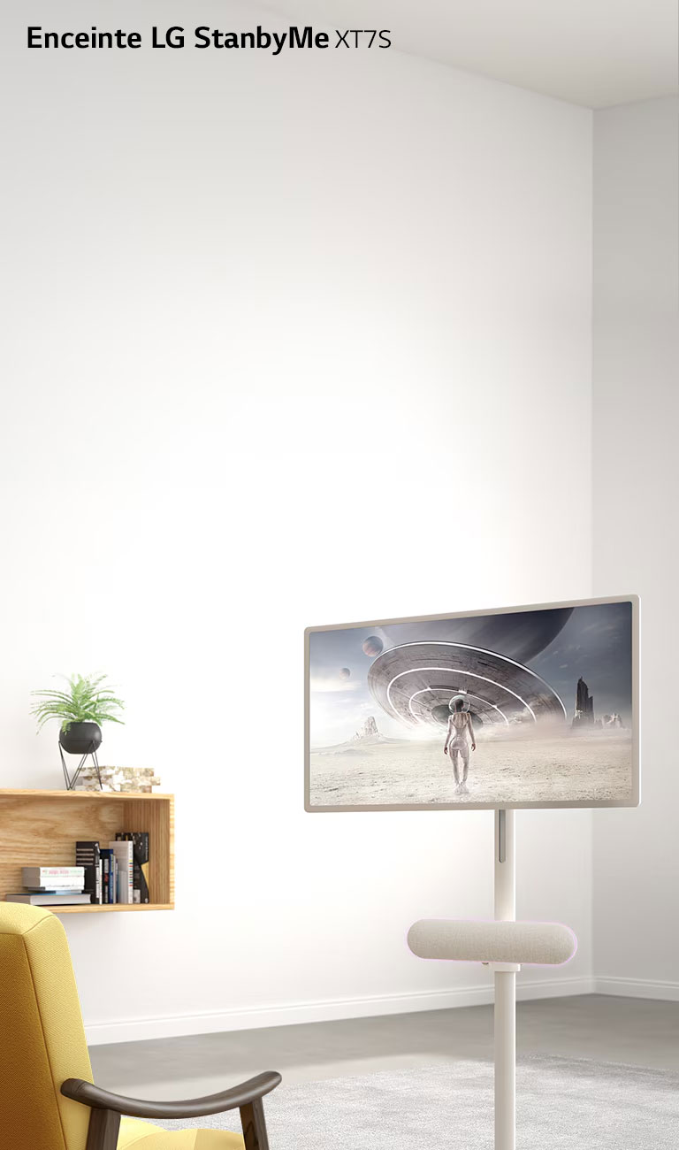 Le LG StanbyME est placé dans le salon. L'enceinte LG StanbyME Speaker XT7S est placée sous l'écran. L'écran affiche un film de science-fiction.