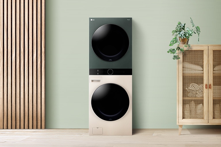 La LG WashTower™&nbsp;Compact installée dans la buanderie est en harmonie avec les meubles et l’intérieur qui l’entourent.