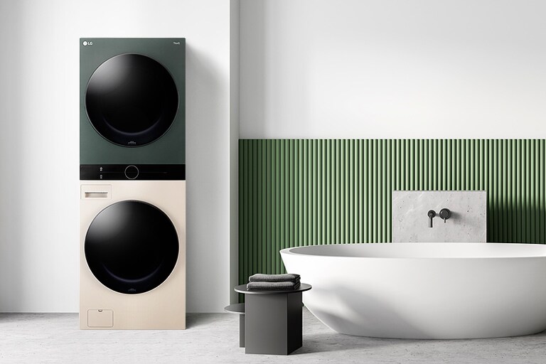 La LG WashTower™ Compact installée dans la salle de bain est en harmonie avec l’intérieur de la pièce.