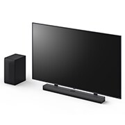 Vue inclinée de la LG QNED 165 cm, de la LG Soundbar S70TY et du caisson de basse