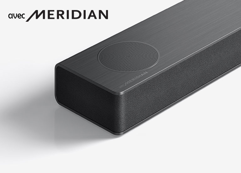 Gros plan sur le côté gauche de la barre de son LG, avec le logo Meridian en bas à gauche sur un produit.