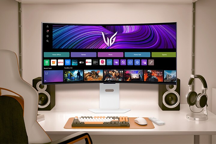 La vidéo montre un moniteur orienté vers l’avant sur un bureau, alternant entre images webOS et visuels de jeu.