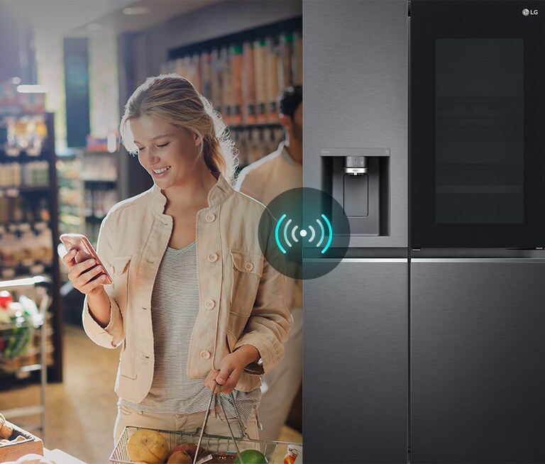 L’image de gauche montre une femme debout dans une épicerie en train de regarder son téléphone. L'image de droite montre la vue de face du réfrigérateur. Au centre des images se trouve une icône indiquant la connectivité entre le téléphone et le réfrigérateur.