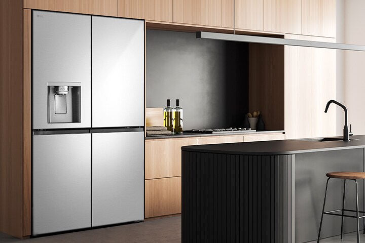 Intérieur de cuisine moderne avec le réfrigérateur InstaView