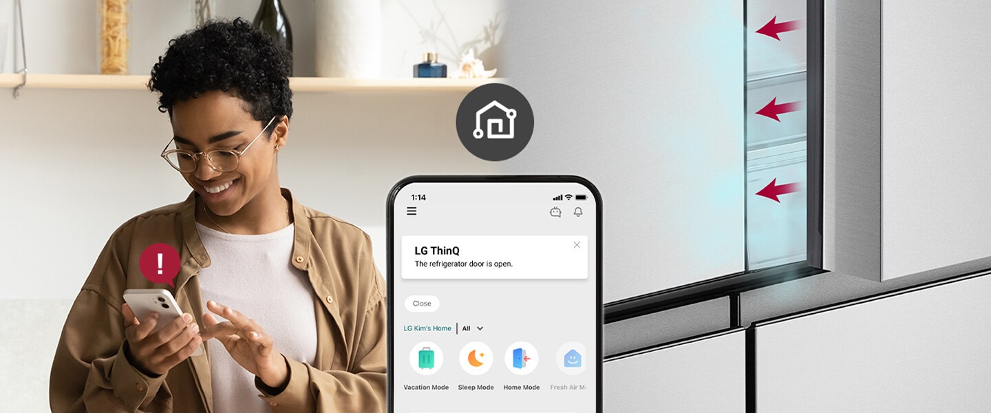 L’image sur la gauche montre une femme regardant son smartphone. L’image sur la droite montre que la porte du réfrigérateur est restée ouverte. Au premier plan des deux images, on voit l’écran du téléphone affichant les notifications de l’application LG ThinQ et l’icône de WiFi au-dessus du téléphone.