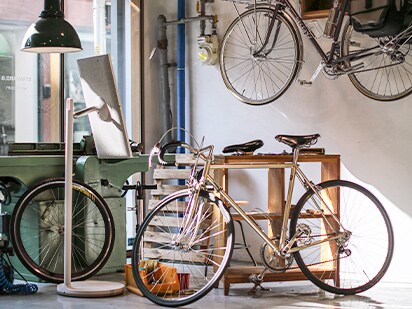 Le téléviseur StanbyME est placé au milieu d’un magasin de vélos. Il est tourné vers l’arrière.