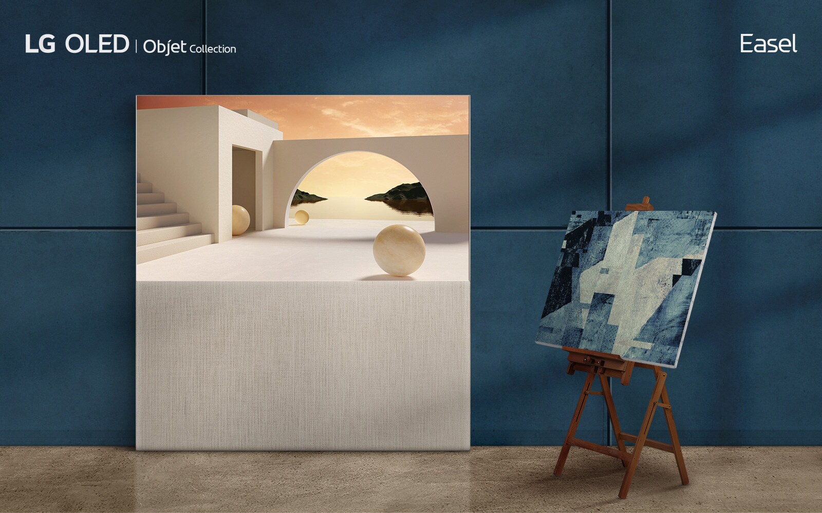 LG EASEL en mode affichage en ligne se baisse et se tourne vers la gauche alors que l’écran monte pour passer en mode plein écran. Le téléviseur est placé contre un mur bleu profond. Une peinture placée sur un chevalet à un angle de 45 degrés apparaît depuis la droite.