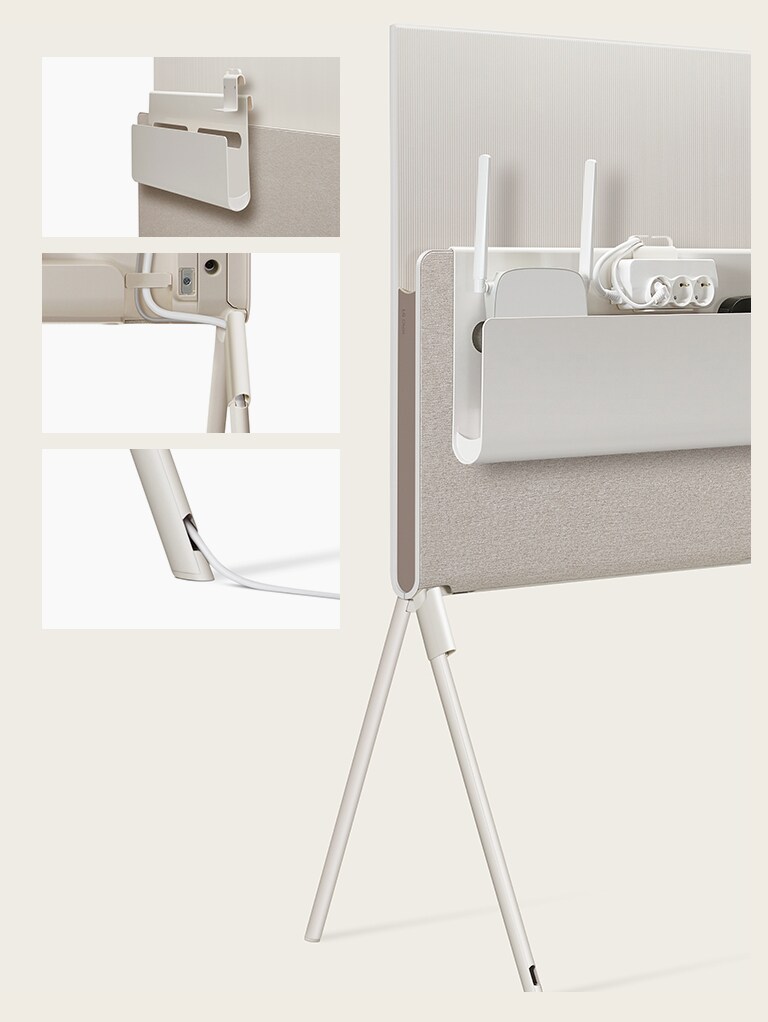 Gros plan du support de câbles et d’accessoires du Posé appuyé contre l’étagère. Gros plan du support de câble amovible sur la base du téléviseur. Gros plan sur un câble qui sort du pied du téléviseur. Vue partielle de l’arrière du Posé vu avec le support de câbles et d’accessoires contenant un routeur, une multiprise et un appareil.