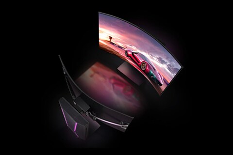 Une vue aérienne de deux téléviseurs LG OLED Flex en face l’un de l’autre. L’un a son écran visible montrant un jeu de course. L’autre montre le design de sa protection arrière.