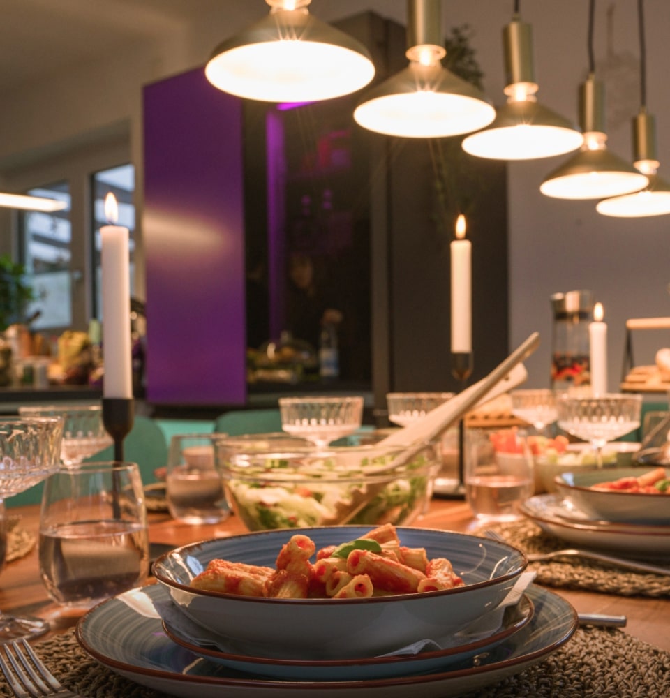 La table à manger, ornée de nourriture, se reflète avec le LG MoodUP Refrigerator.