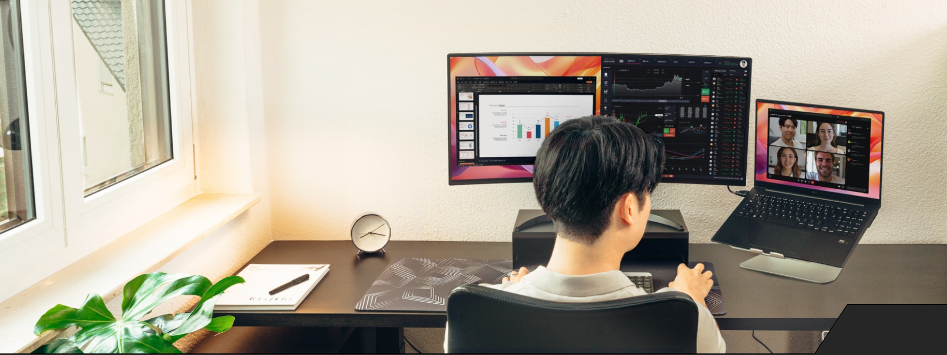 Une personne travaille à distance à un bureau avec deux moniteurs LG et un ordinateur portable affichant une réunion en visioconférence.