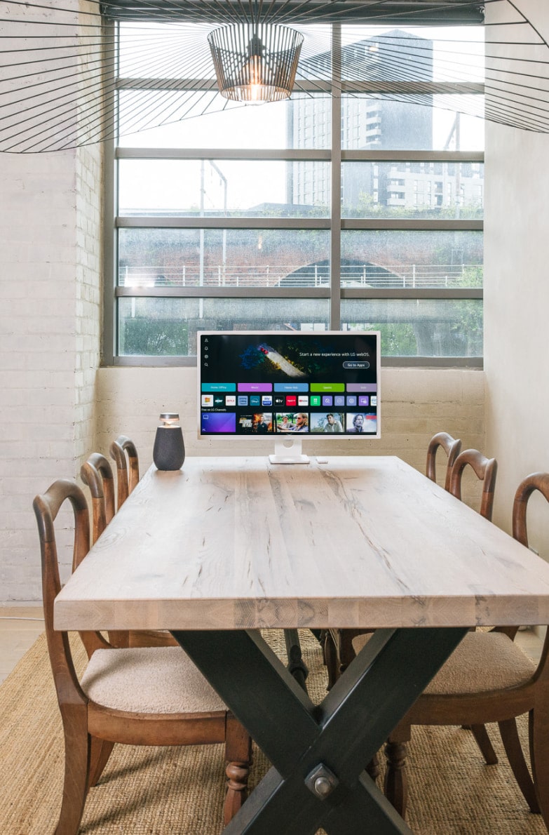 Au bar à manger, le LG MyView Smart Monitor et le Xboom XO2T sont disposés côte à côte dans un cadre minimaliste.