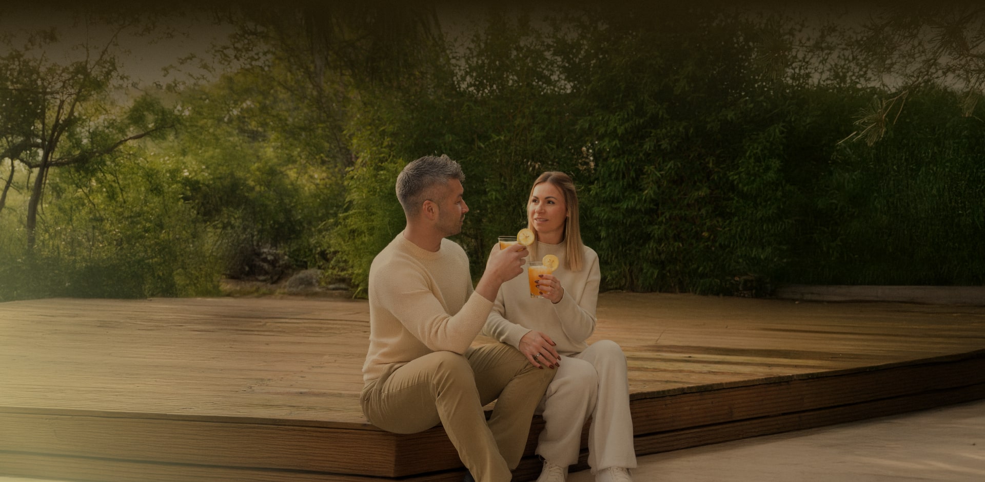 Un couple prend le thé avec un sèche-linge LG, créant des moments spéciaux pour 2025.