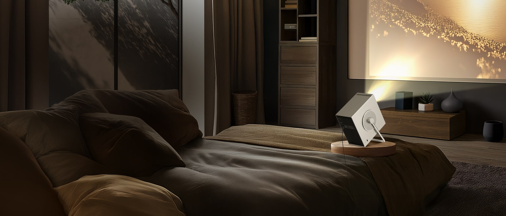 Solutions domotiques intelligentes avec le projecteur LG CineBeam Q dans une chambre cosy avec éclairage d'ambiance et décoration moderne.