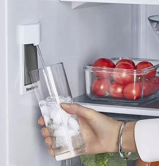 De l’air froid sort du réfrigérateur, où l’on peut voir la nourriture