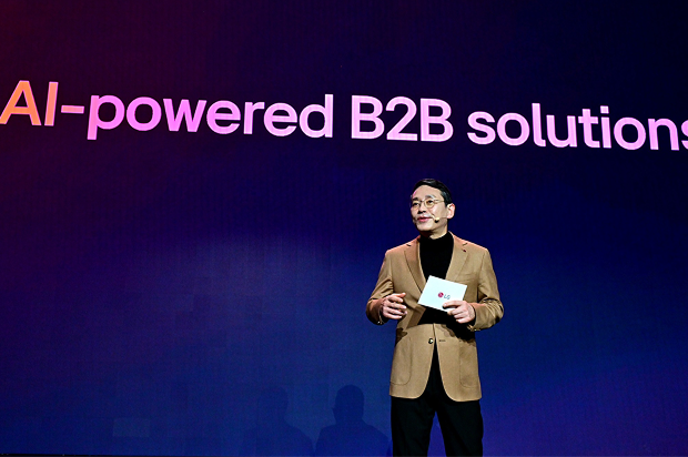 Speaker presenting AI-powered B2B solutions on stage at LG event