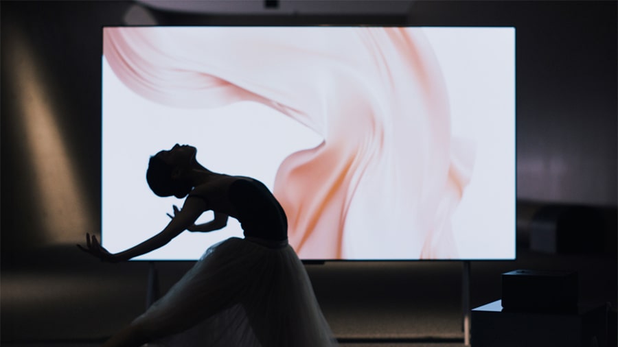 A visually compelling video shows a ballerina’s movements, the art of dance, alongside LG’s technological excellence.