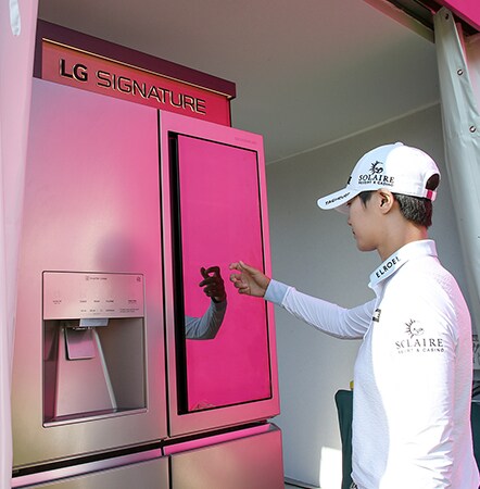 Park Sung-hyun is knocking the door of LG SIGNATURE Refrigerator