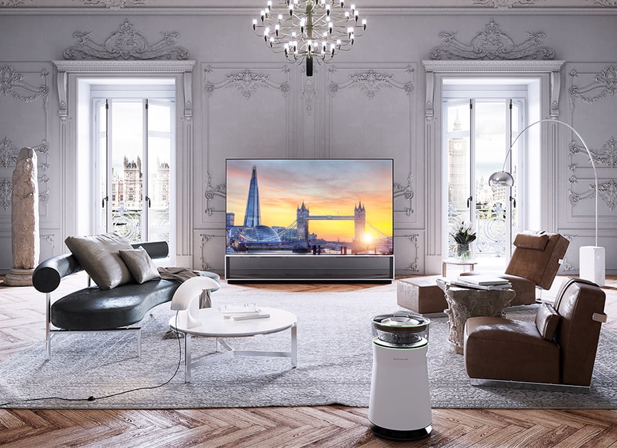 LG SIGNATURE OLED 8K is placed in the room of the Victorian cornices and parquet floors with Flexform's furnishing items.