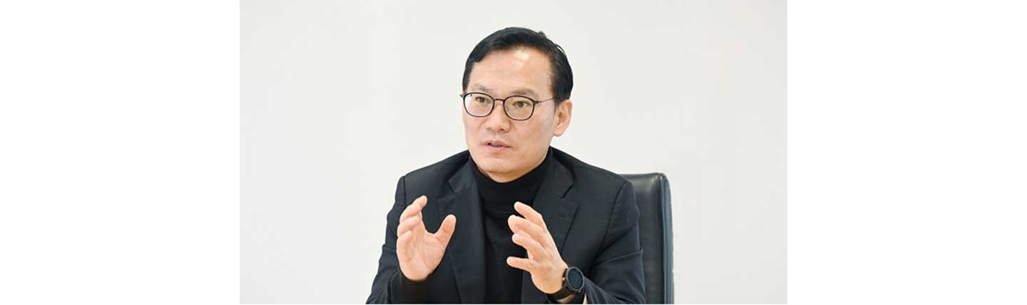 Silas Choi, head of the B2B Solutions Business Division, describing the features of LG ThinQ Home that make it the perfect futuristic integrated home.