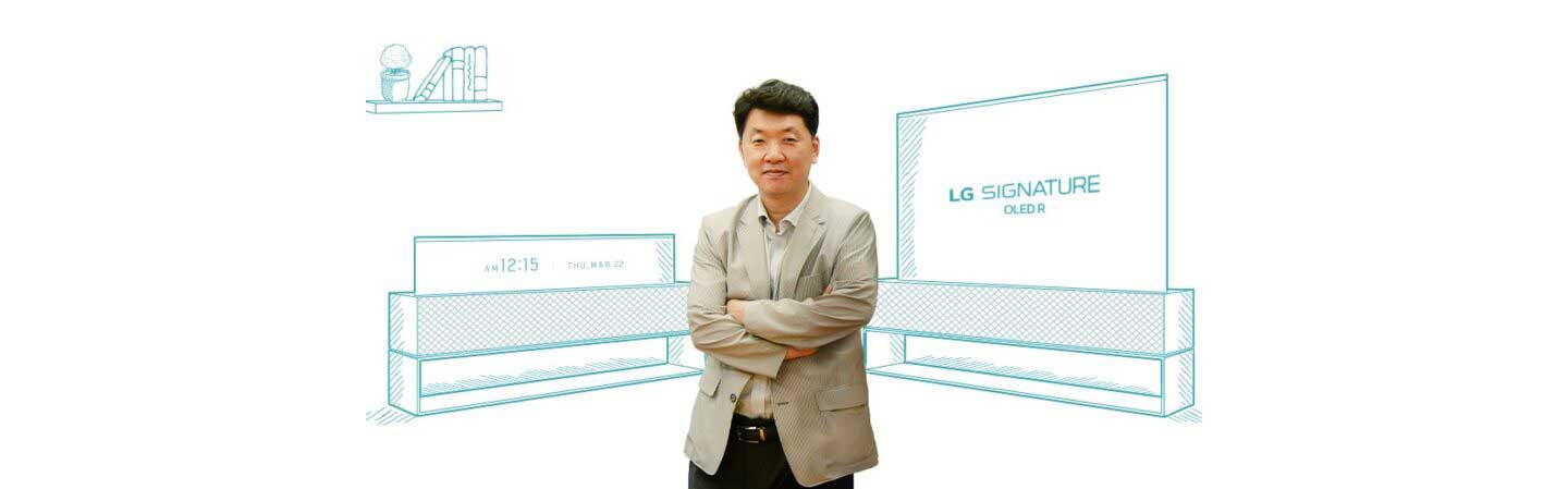 Baek Sun-pil, TV Product Strategy Team Leader, standing in front of two illustrations of LG SIGNATURE OLED R in its Full View and Line View modes